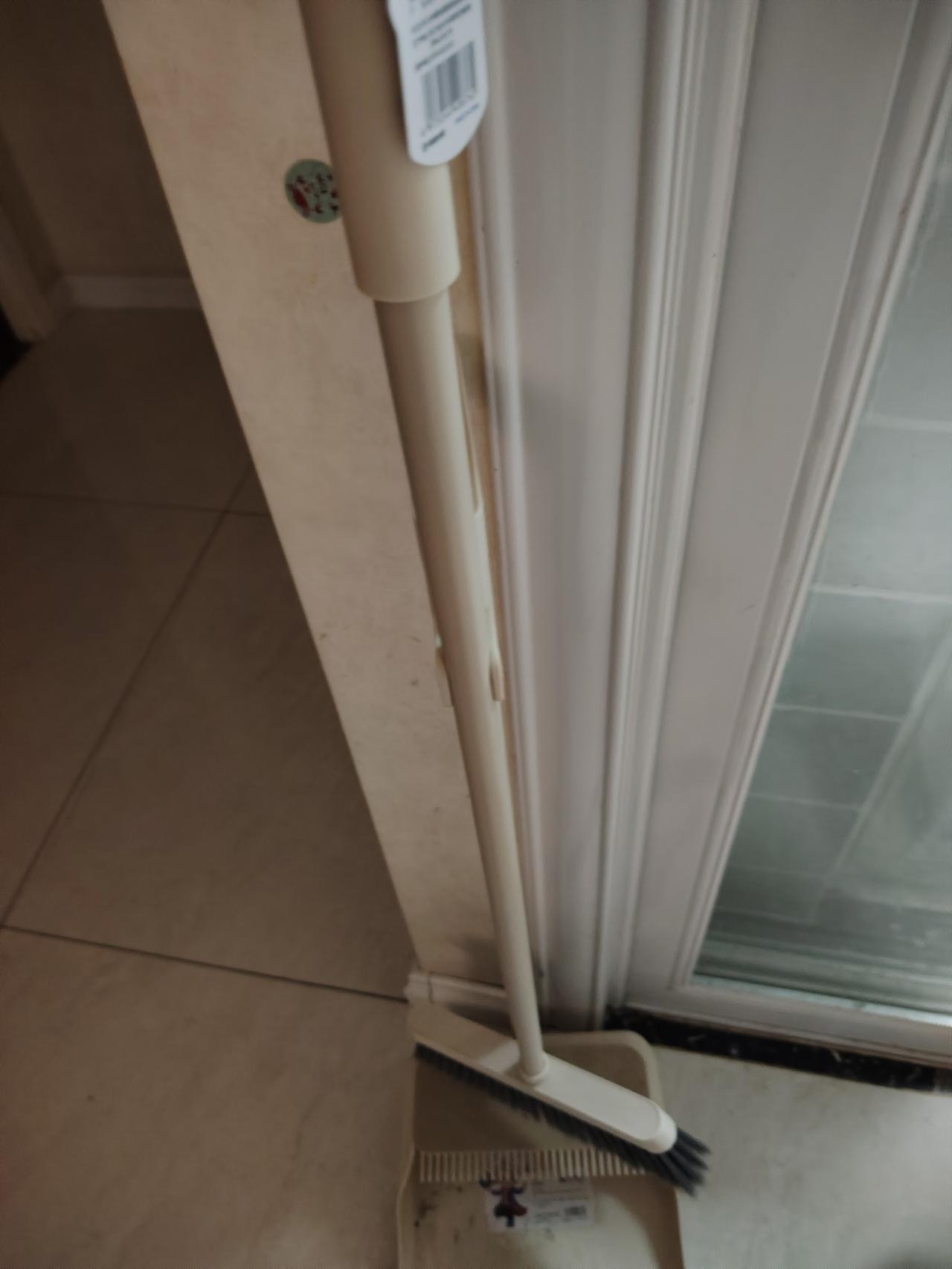 学校总出刁钻题，
役使家长扫教室。
家长不去孩子急，
去了上班误生计。
家长投诉