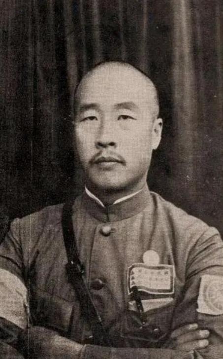 民国时期，一日，韩复榘的二姨太正与部下私通。不料，韩复渠突然闯了进来，吓得两人魂