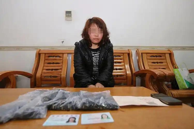 女子边筹备婚礼边和别人结婚生子，雇佣他人冒充自己父亲和小姨，谎称怀男方孩子索取钱