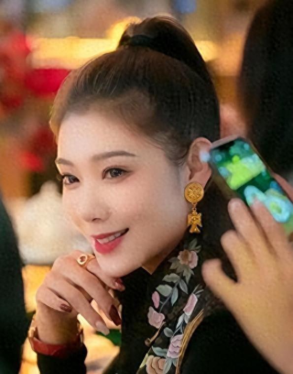 从985名校法学高材生到环球小姐亚军，赵雅淇本该一路开挂直通罗马。可谁能想到，这