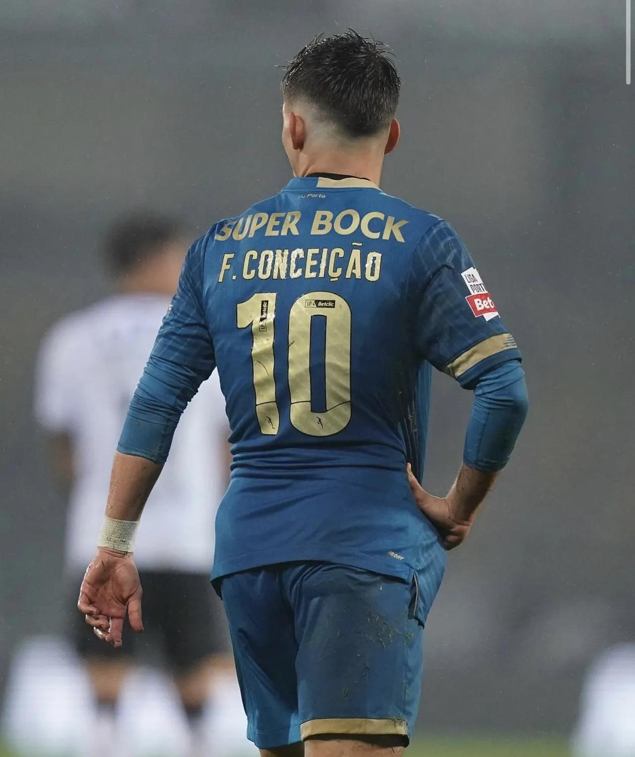 父子同属一队，一个队两个叫佩佩的，有时候会弄晕解说员，这个队就是波尔图，球队的主