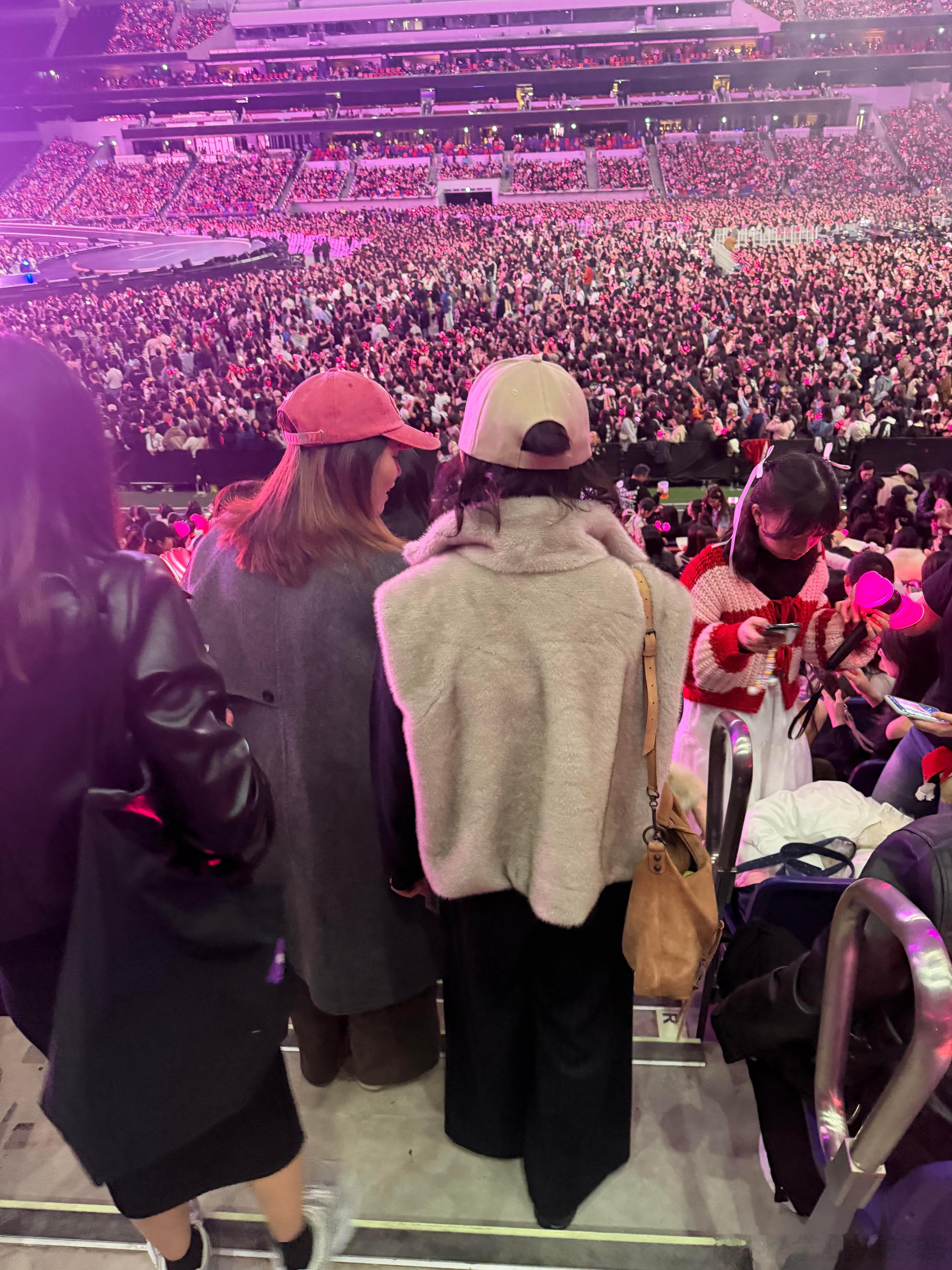 张曼玉去看BLACKPINK演唱会张曼玉现身BLACKPINK演唱会 哇！张曼玉