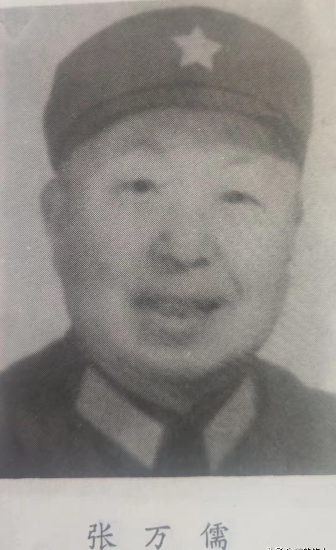 张万儒（1924.10.1—1992.4.22）河北省宛平县(今属北京市)田庄村人。1939年6月参加八路军。1940年10月加入中国共产党。 
抗日战争时期，任晋察冀军区冀东军分区勤务员，宣传员，晋察冀军区第十三军分区十三团政治处统计干事，青年干事，冀热辽军区第十八军分区十五团政治处特派员，营政治教导员。参加了冀东抗日根据地反“扫荡”战役战斗。 
全国解放战争时期，任东北人民自治军辽西军区保安第一旅一团政治处保卫股长，东北民主联军辽西军区保安第一旅一团政治处保卫股长，辽吉军区保安第一旅一团政治处保卫股长