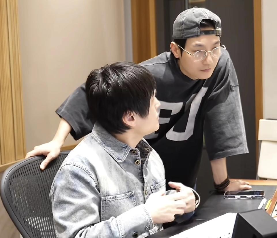 陈楚生不再是2G网了，他已经是内娱大活人了[大笑]，最近他真的是好活跃啊！
新歌