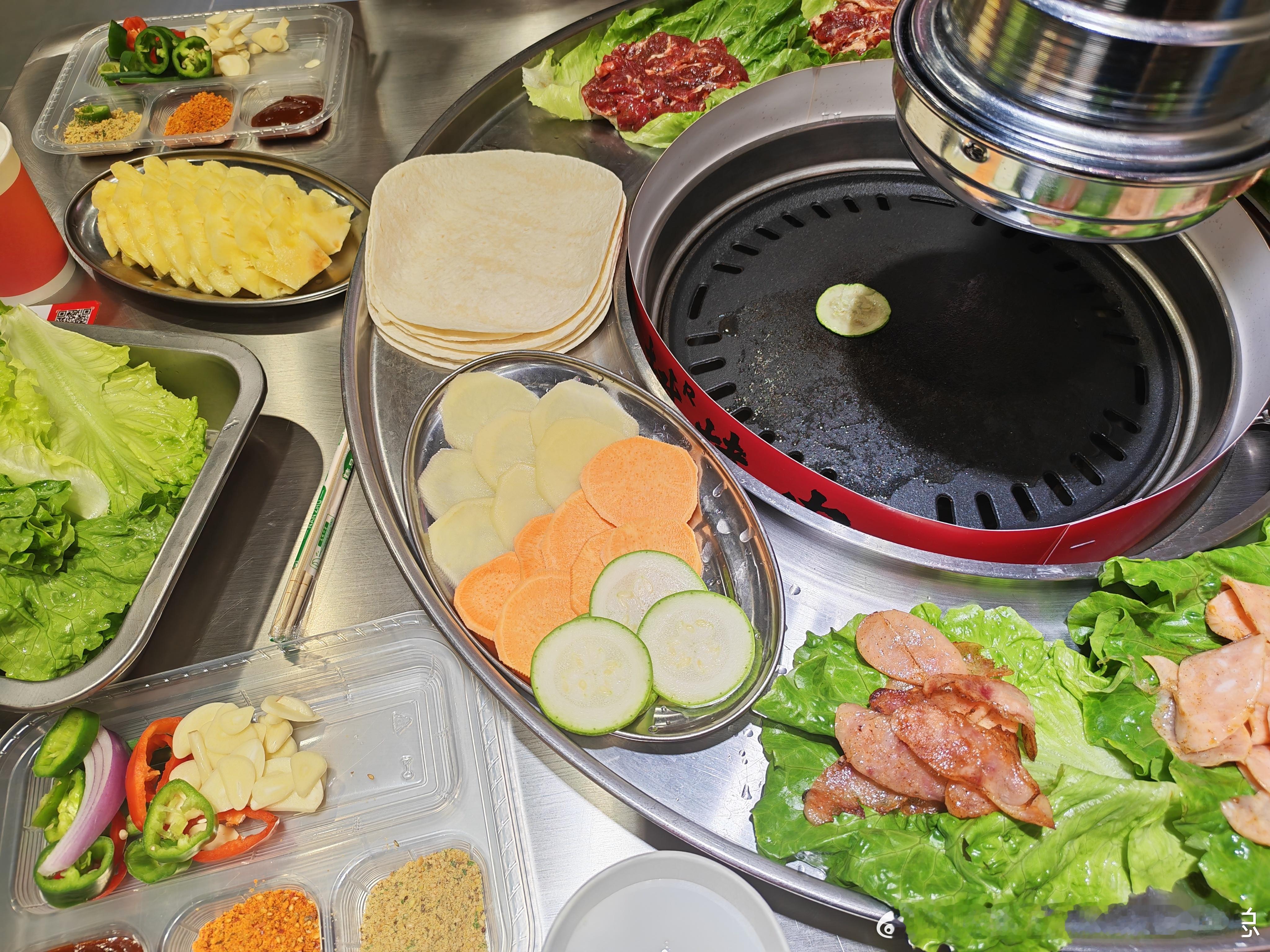 晚上和老婆一起吃烤肉，简单的度过一个二人时光[微风][微风][嘻嘻] ​​​