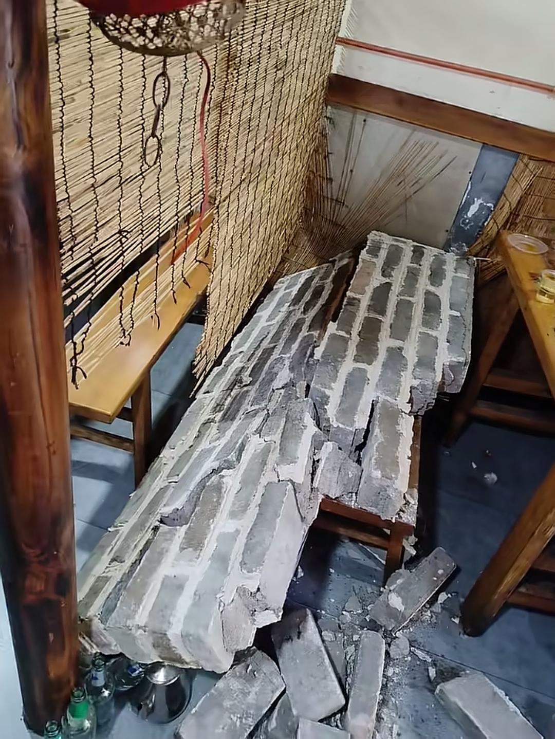 离了大谱！一位顾客在饭店吃饭，结果墙倒了，他还赔了老板200元！

这个事情发生