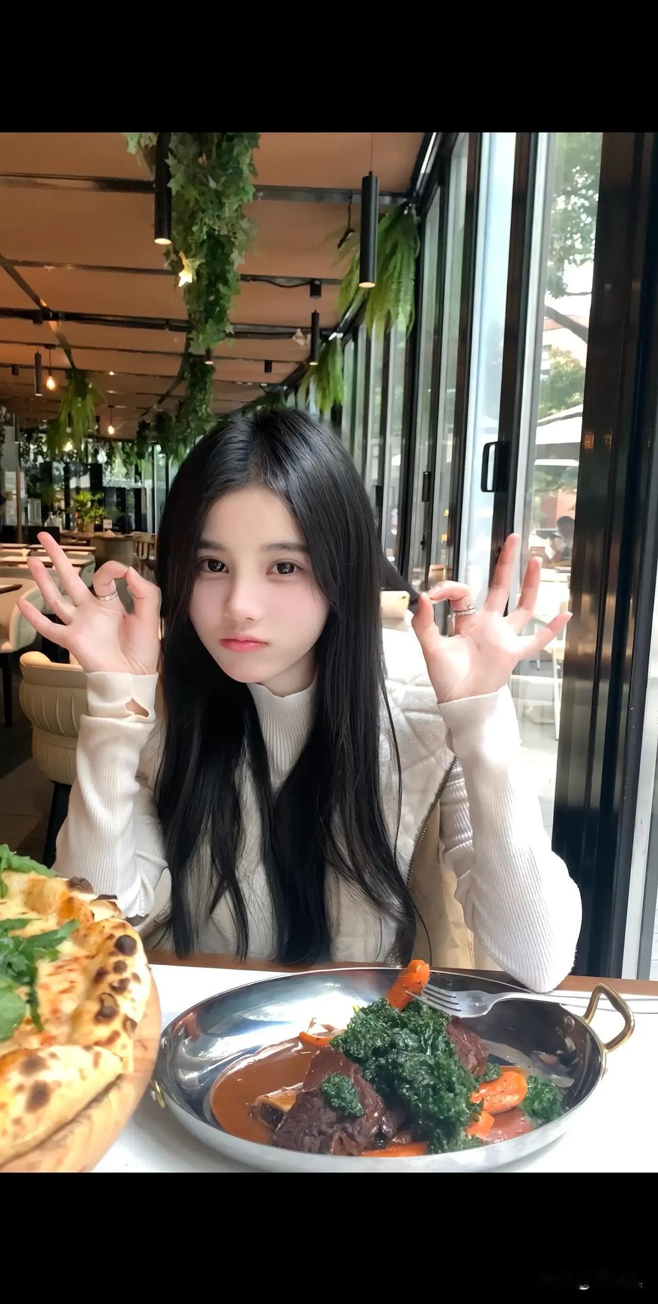 在阳光明媚的午后，享受一顿丰盛的美食，生活如此美好！🌞🍔🥗