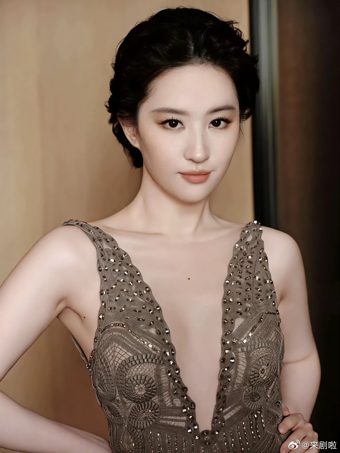 两个一直营销美貌但是近期没什么代表作的女演员迪丽热巴和刘亦菲34岁迪丽热巴自《你