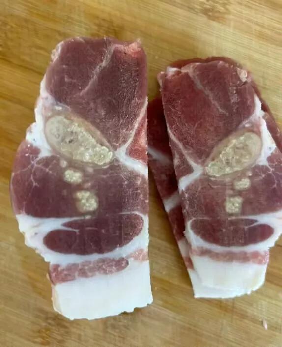 猪肉中间这是什么，看起来有点恶心