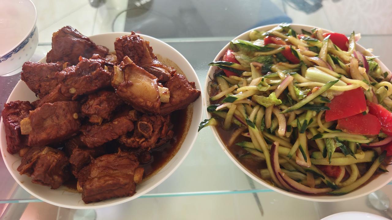 上午去比优特超市买牛肉，惊现黄瓜条55一斤，腱子50一斤，好贵啊！不过大庄园的牛