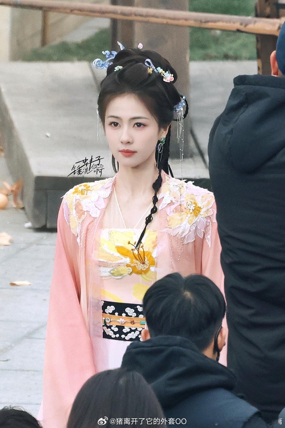 易小雅真不经夸，最近做的，衣服料子又廉价，配色又难看。全靠妆发老师撑着，你对得起