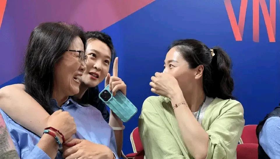 前女排队长惠若琪提醒郎导：“他永远只用这一套阵容。”魏秋月连忙摆手示意小声：“别