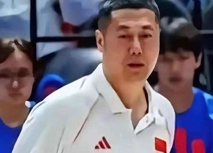 中国女排和弱队比赛像打鸡血，主教练赵勇面带微笑遇强则现出原形
看中国女排比赛，心