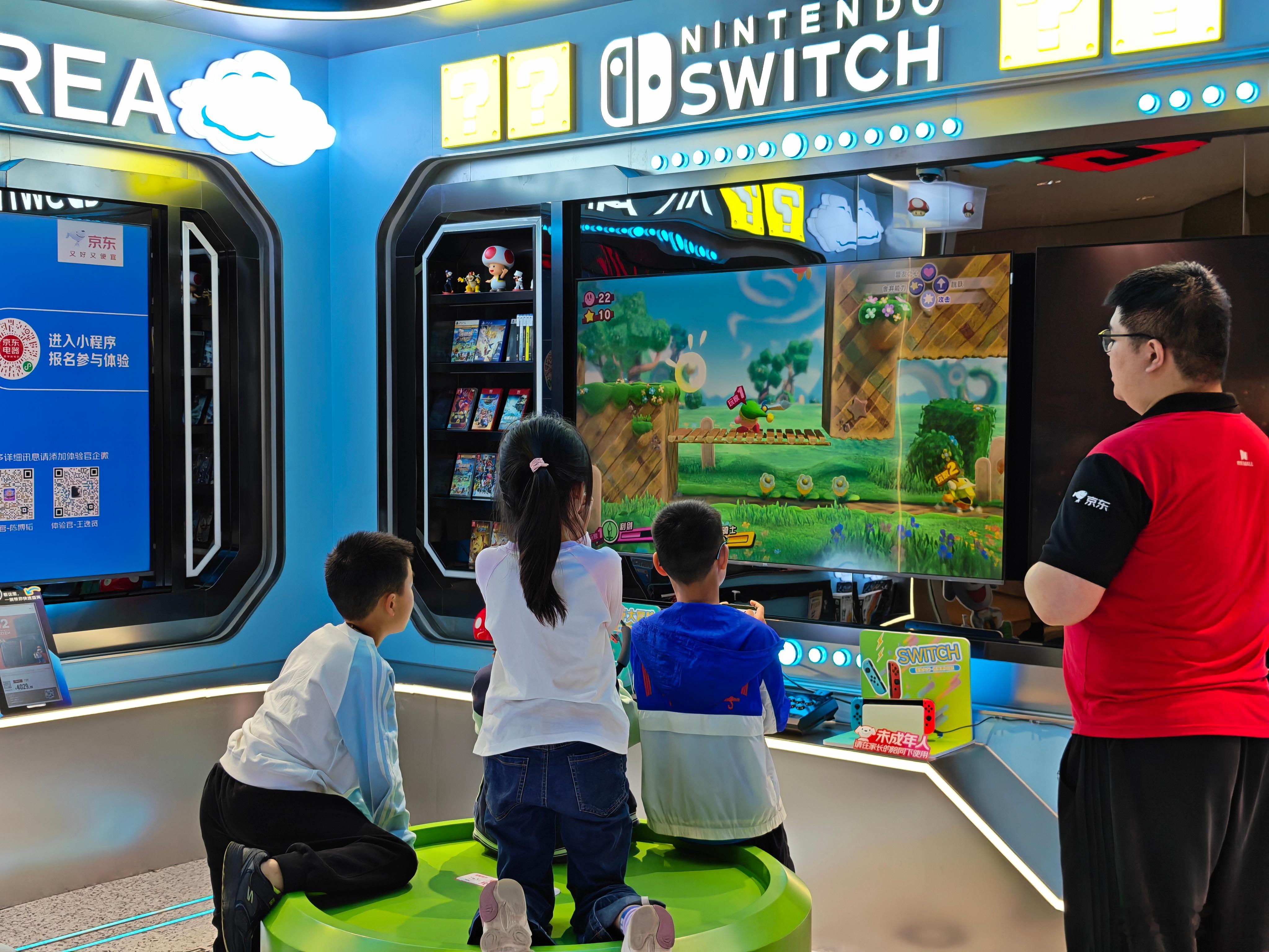 晚上逛了京东 mall，羡慕现在的小孩，商场就有这么顶的游戏环境可以体验🥹我在