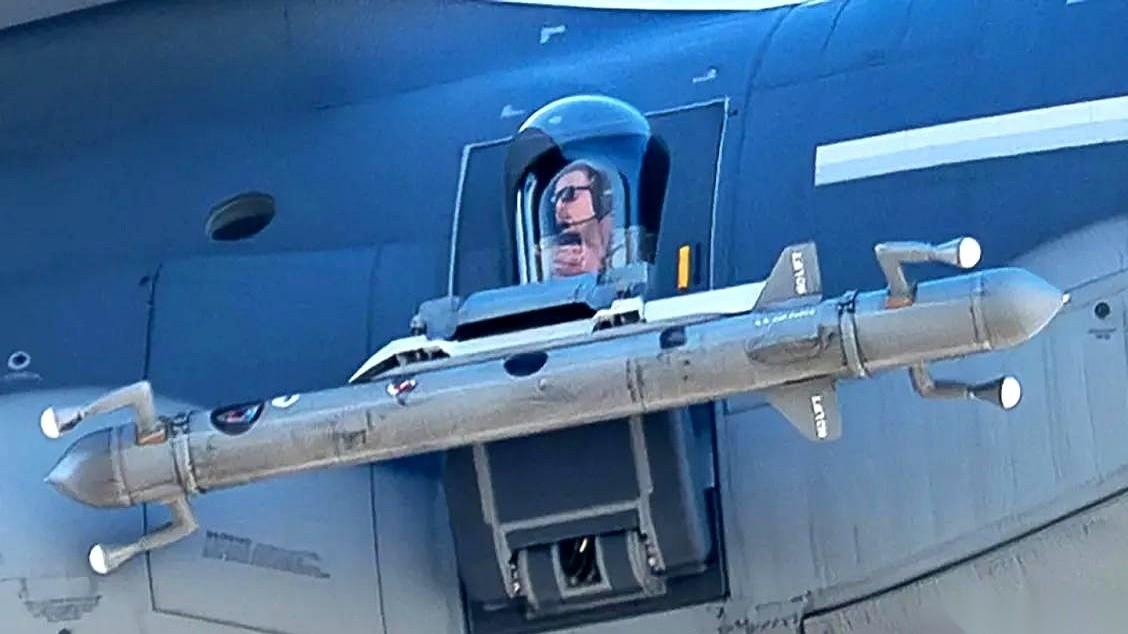 美军那个叫“愤怒小猫”的玩意儿，之前都是挂在F-16上，去伊朗上空搅混水的。
现