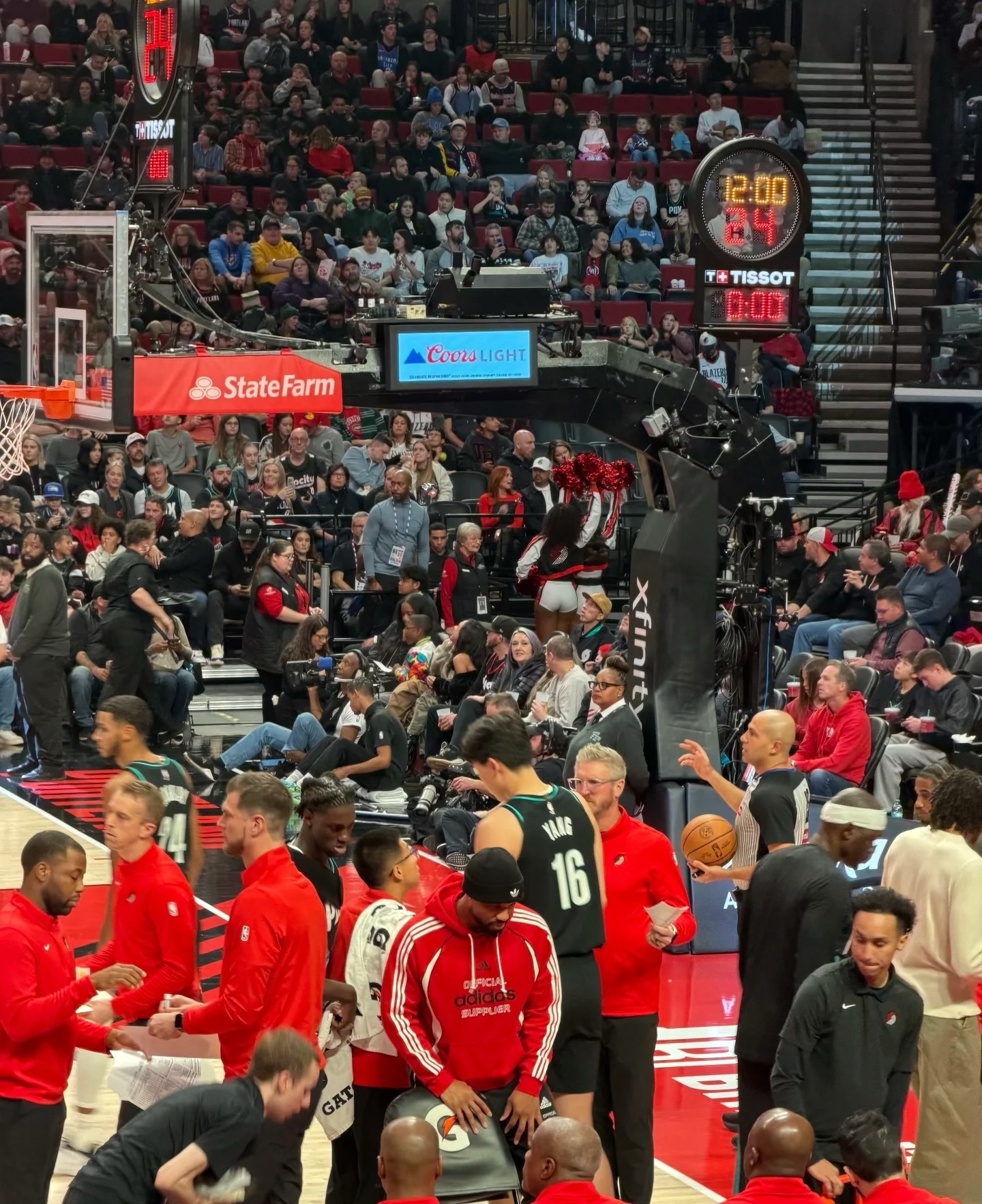 五分钟拿下2分2篮板1助攻，比昨天强！ 