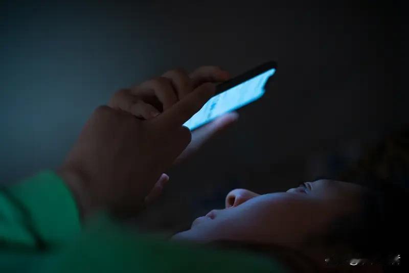 夜半灯火明，熬的是命。  

手机屏幕那点微光，照不亮人生前程，却能耗尽五脏精气