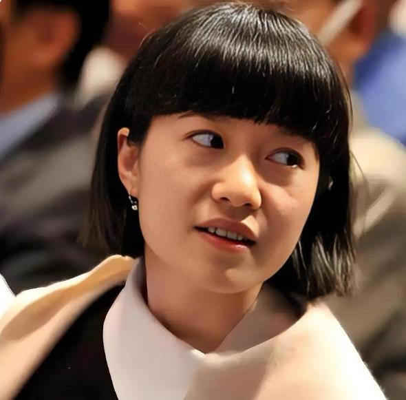翁帆或许挺有可能开启新的婚姻生活的，她才四十多岁，往后的日子还长着呢。
翁帆是广