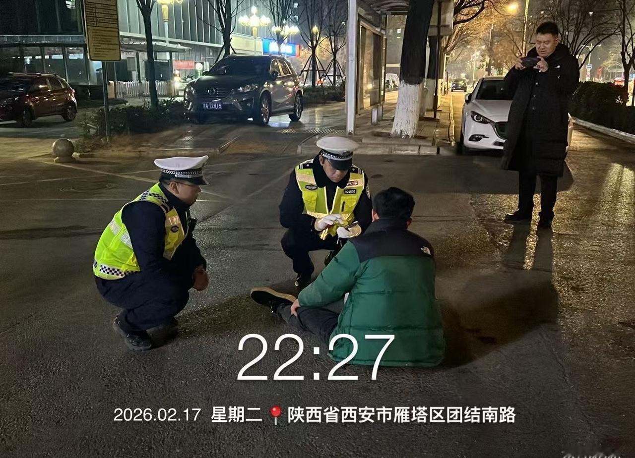 2月17日22时27分，交管高新大队执勤二中队民警在辖区团结南路开展夜间巡查工作