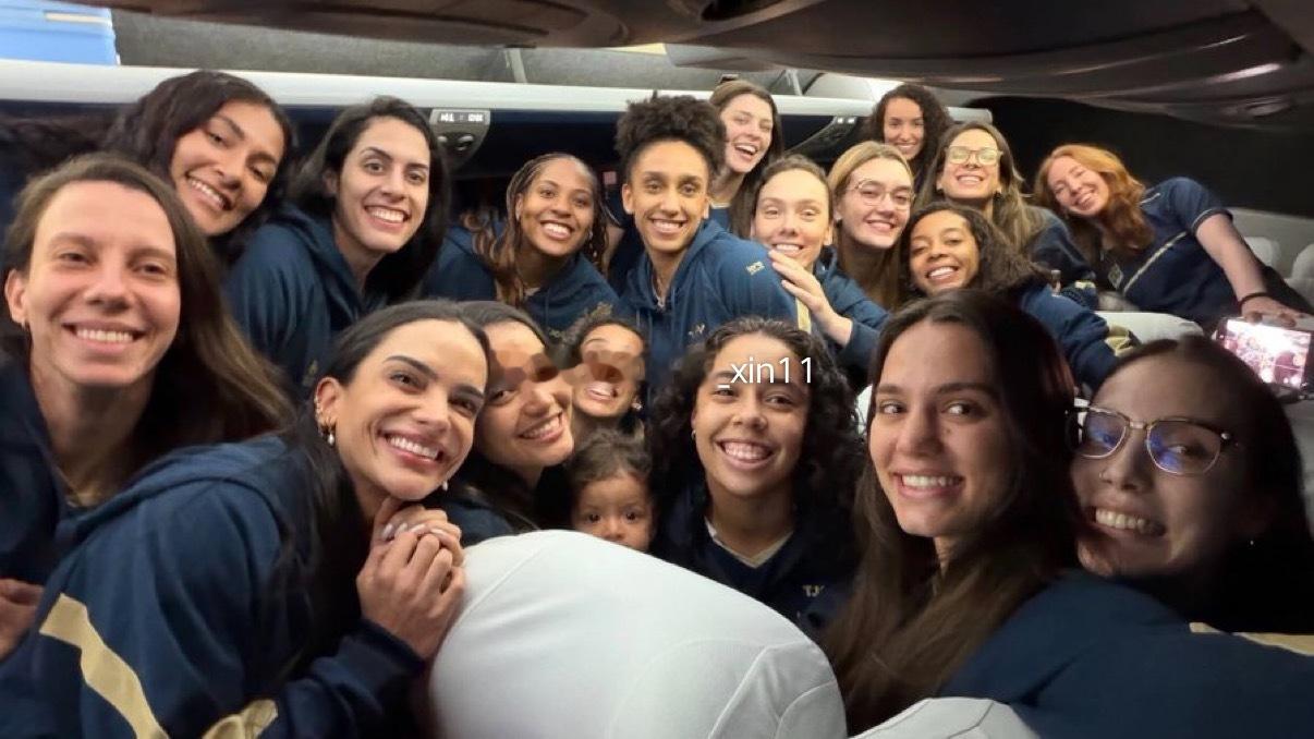 ✅巴西🇧🇷女排14+4人抵达第一站巴西利亚:▶️二传（3人）：马克里斯，罗贝