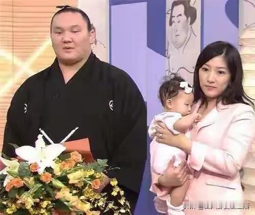 这绝对是铁汉柔情的故事。
来自蒙古的横岗白鹏，娶了财阀的千金，一口气生了三个孩子