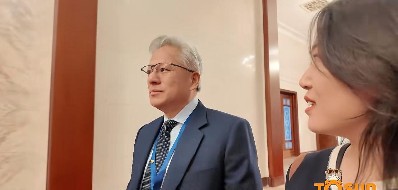 老黄终究还是脱下皮夹克，
换上商务装。
规矩，
他懂。