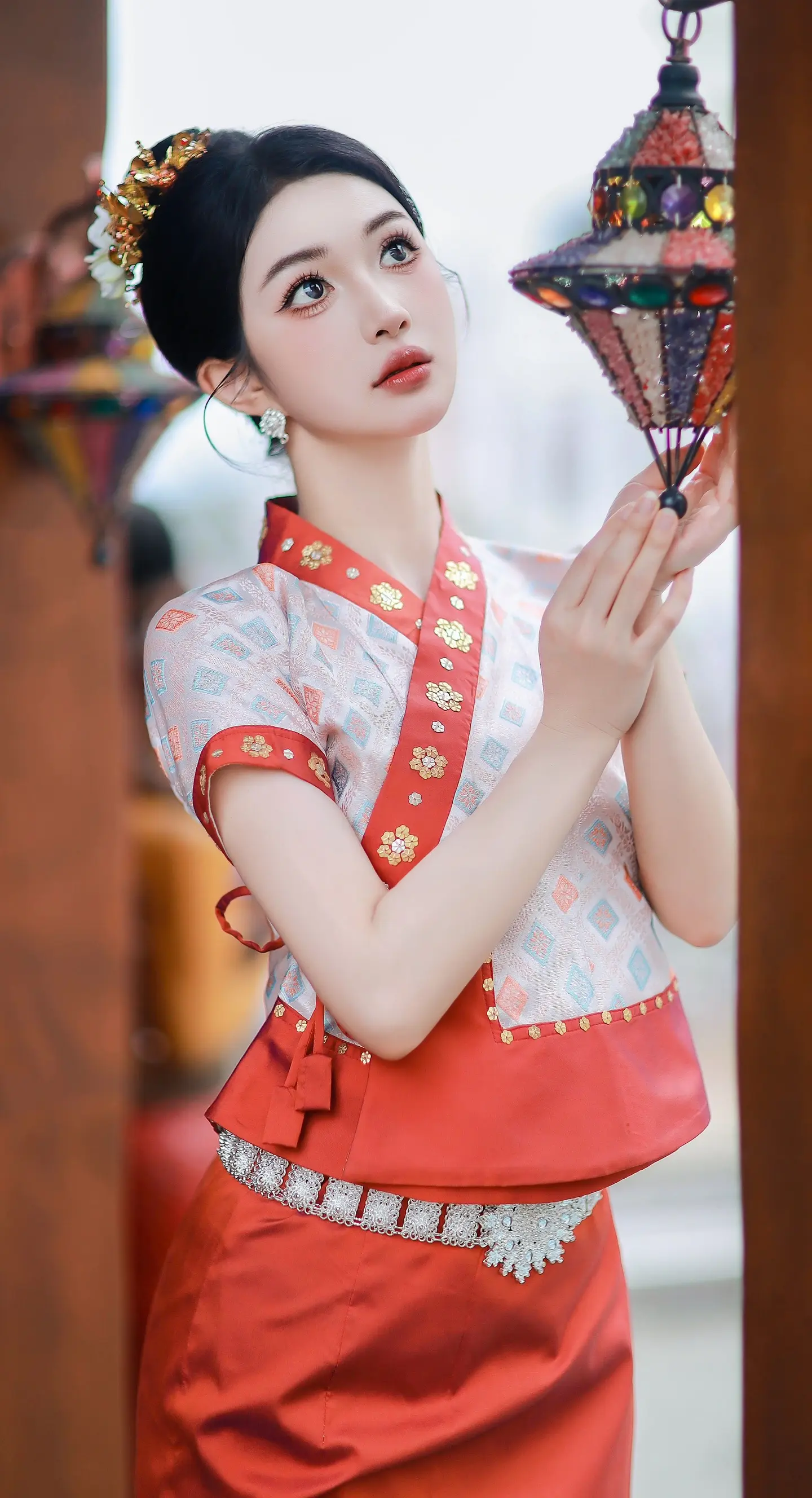 “今天的美是热烈橘红裙给的。”