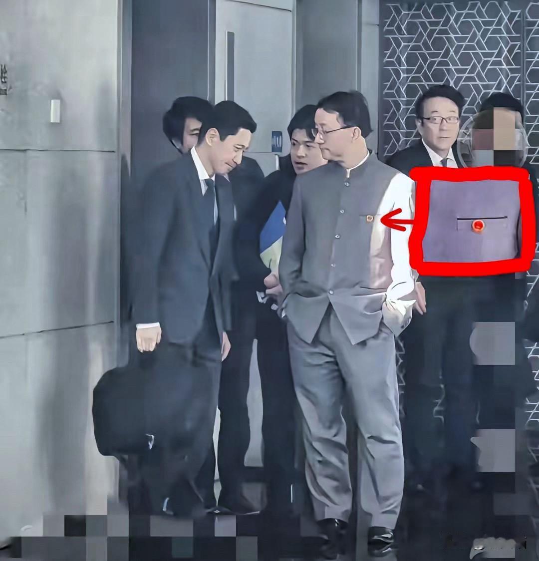 这组画面在网络上刷屏了！
刘劲松身着中山装、胸前国徽闪耀，双手插兜与日方代表会面