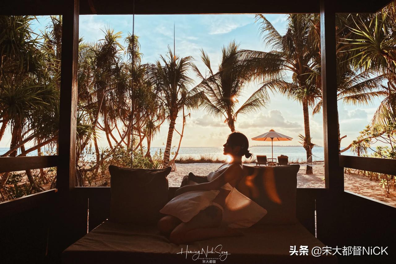“日落，太阳从天边渐渐坠下来，渲染了整个天空，或是金色微染，或是红如烈火。”
?