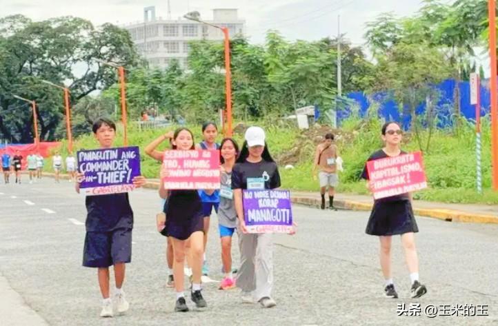 周日，超过 500 名跑步者齐聚菲律宾马里基纳市，参加当地举办的“反贪腐跑”活动