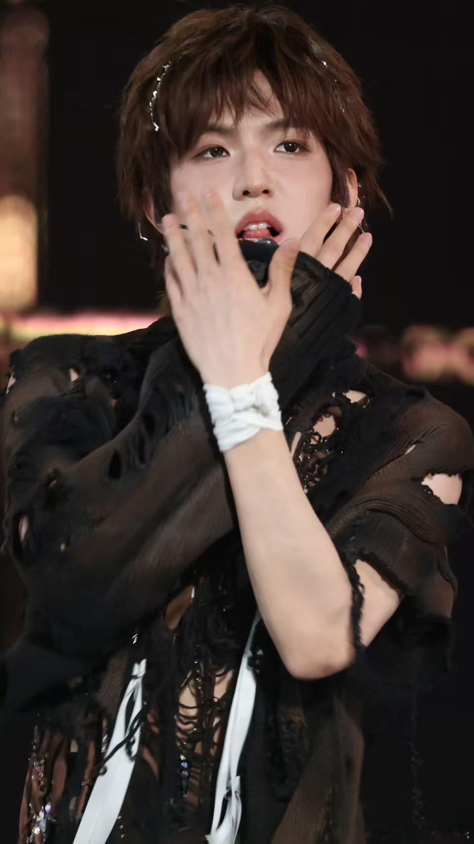 张泽禹新音挑染 谁懂这种感觉！喜欢上张泽禹之后，新音挑染造型更是让人心动到不行，