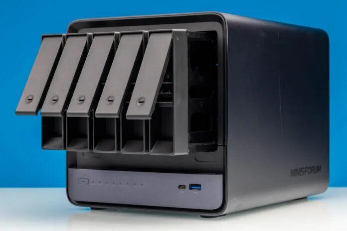 把双10GbE、五盘位NAS和64GB内存迷你主机同时塞进一个盒子
 Minis