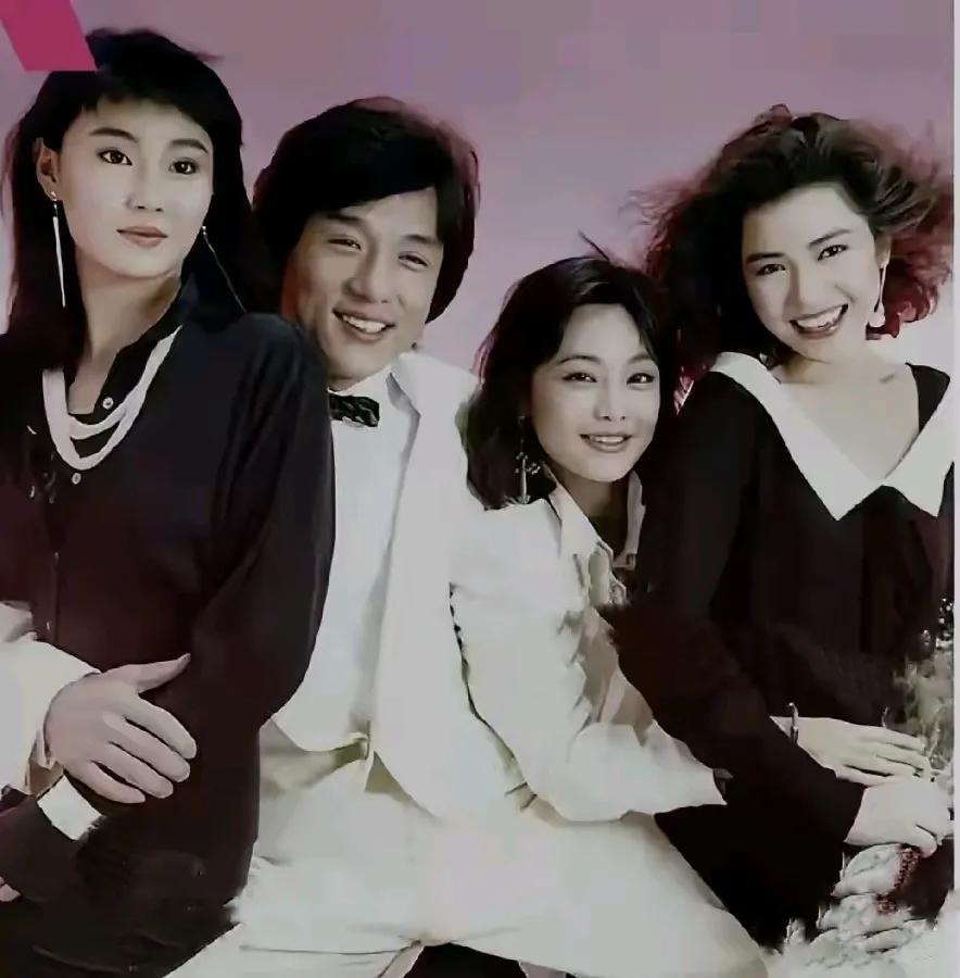 成龙年轻时也是一个大帅哥，除了鼻子大了点，五官也还算标准，浓眉大眼的，一对桃花眼