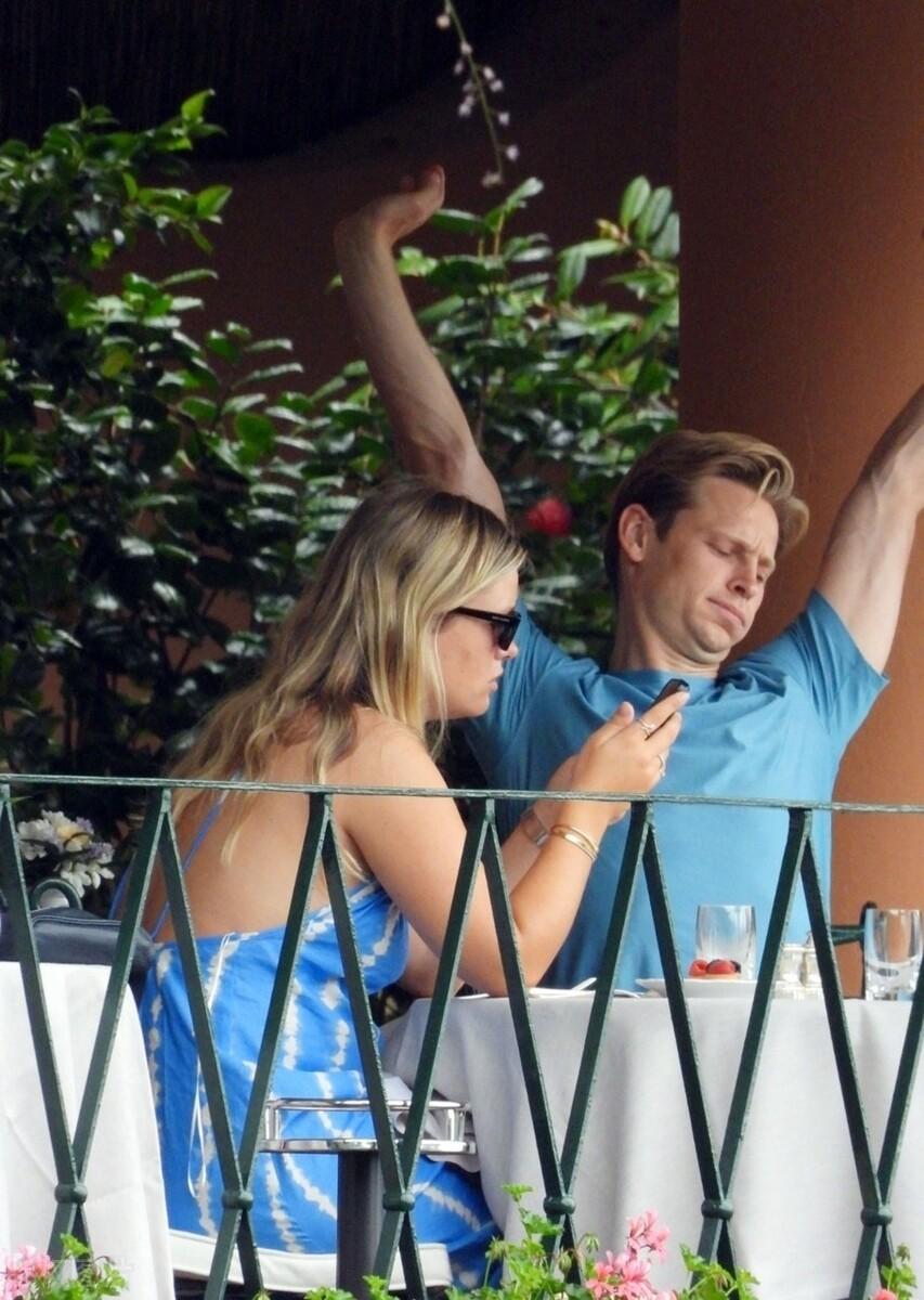 德容的腰，要和娇妻相媲美吗？可惜肚子不争气[捂脸]，矮人的肚里才真有货[笑哭][