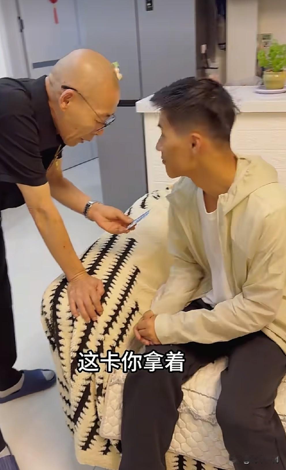 张云鹏明天就要回加拿大了。
云鹏爸爸，继母，还有文龙堂哥全都行动起来。

先是教