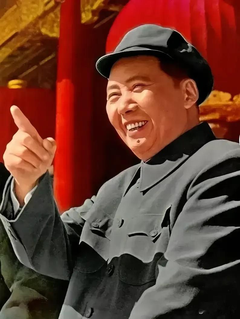 很多人误以为“人民万岁”是某种仪式性表达，实则不然。它诞生于一个具体的历史语境：