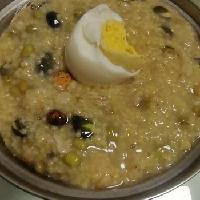 《素食斋》第58天
早餐鸡蛋多样粥，新疆的特色馕饼。
只要自己开心好，最近工作比