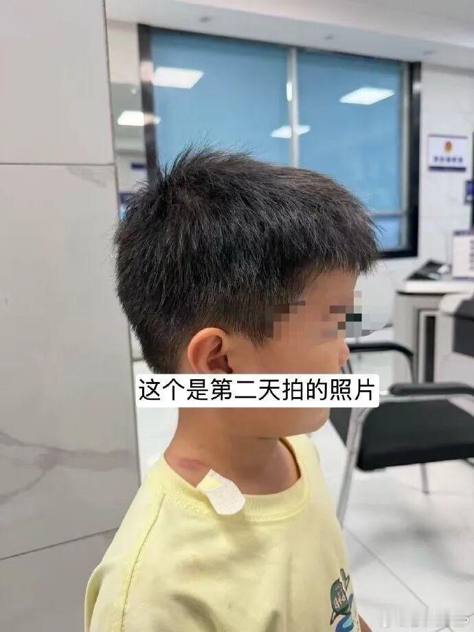 这小孩也真够倒霉的[酷拽]
4岁男童父亲发声拒绝书面道歉
“爸爸，我是不是做错事
