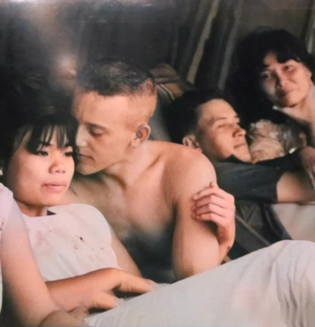 越南战争时期，在妓馆中享受服务的美军士兵，照片中的这名越南女子，面对五大三粗的美