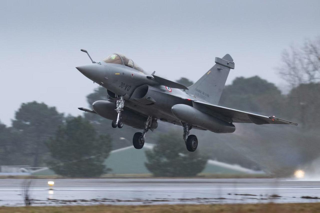 俄罗斯再也打不着乌军飞行员了，因为乌克兰把整套阵风战机的培训体系搬到了法国境内。