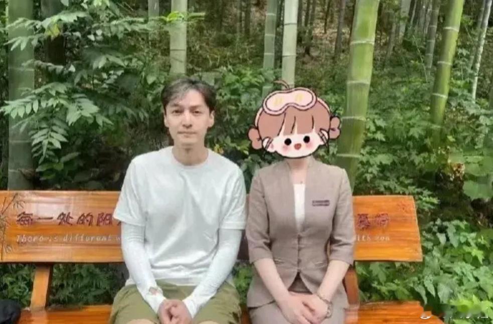 #胡歌白发# 网友晒与胡歌合影，胡歌素颜状态绝佳，但哥怎么有白发了[并不简单] 