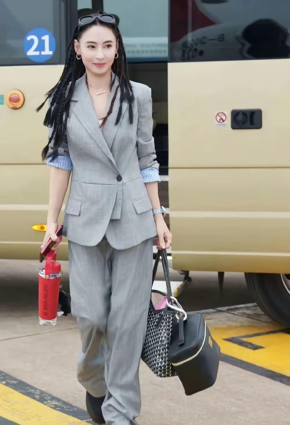 张柏芝这回可算把“单亲妈妈”的底气说透了！表面看是她独自扛起一片天，其实家里早有