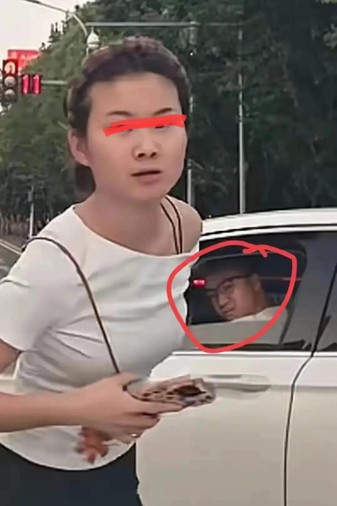 果然，一个被窝睡不出两种人！你细品“重庆口水姐”老公那表情，嚣张得都快写在脸上了