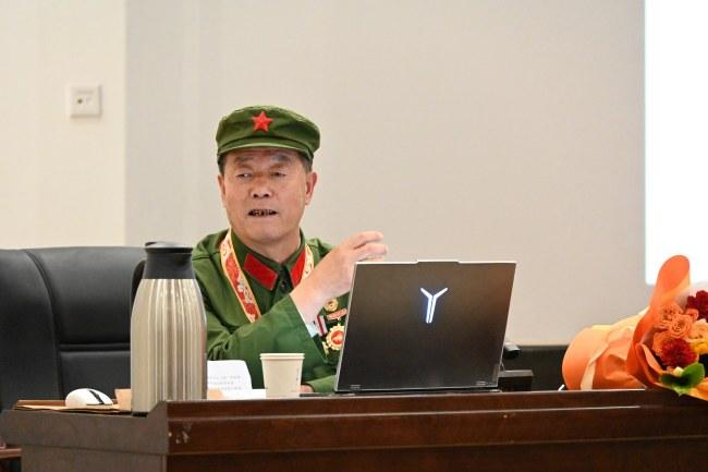 血肉铺路、带伤死战！老山军工英雄李海安，用一生守护袍泽与初心
 
李海安，男，1