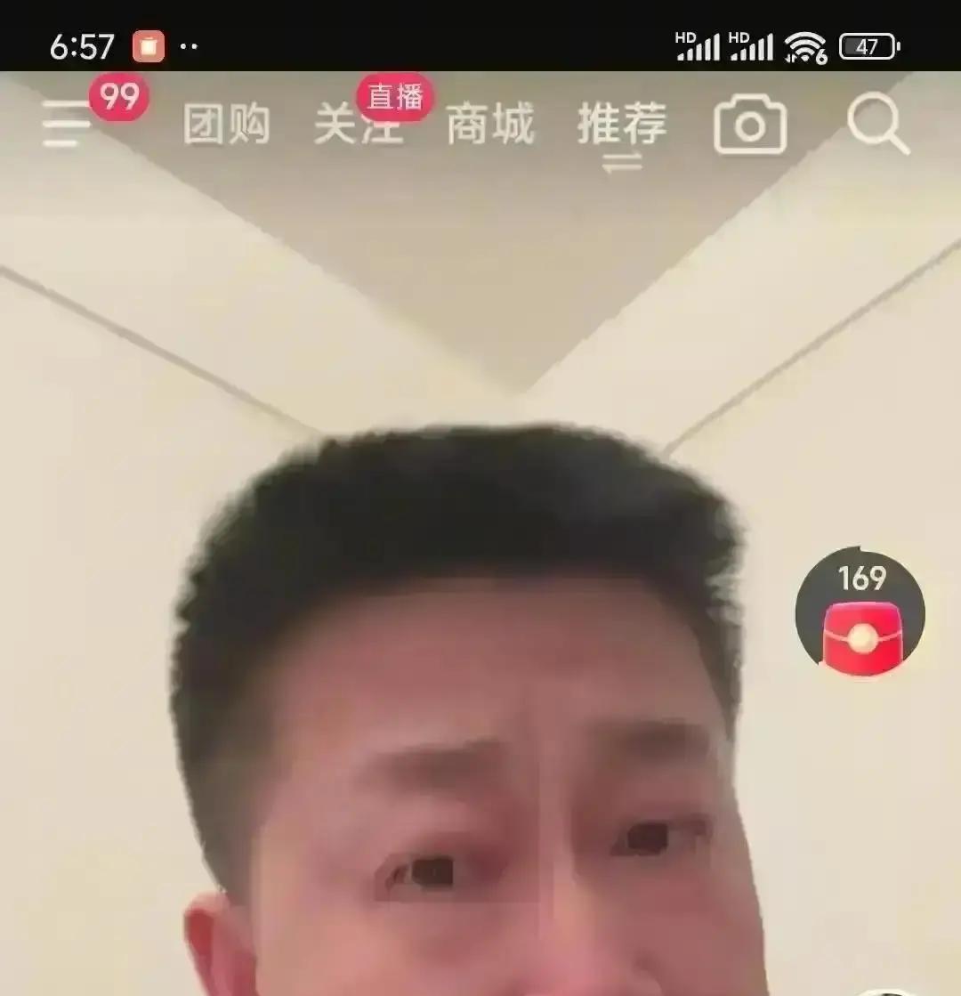 九成相声饭碗在他们手里。
剩下的，在找碎银子。
德云社的演员，推门就是剧场，抬头