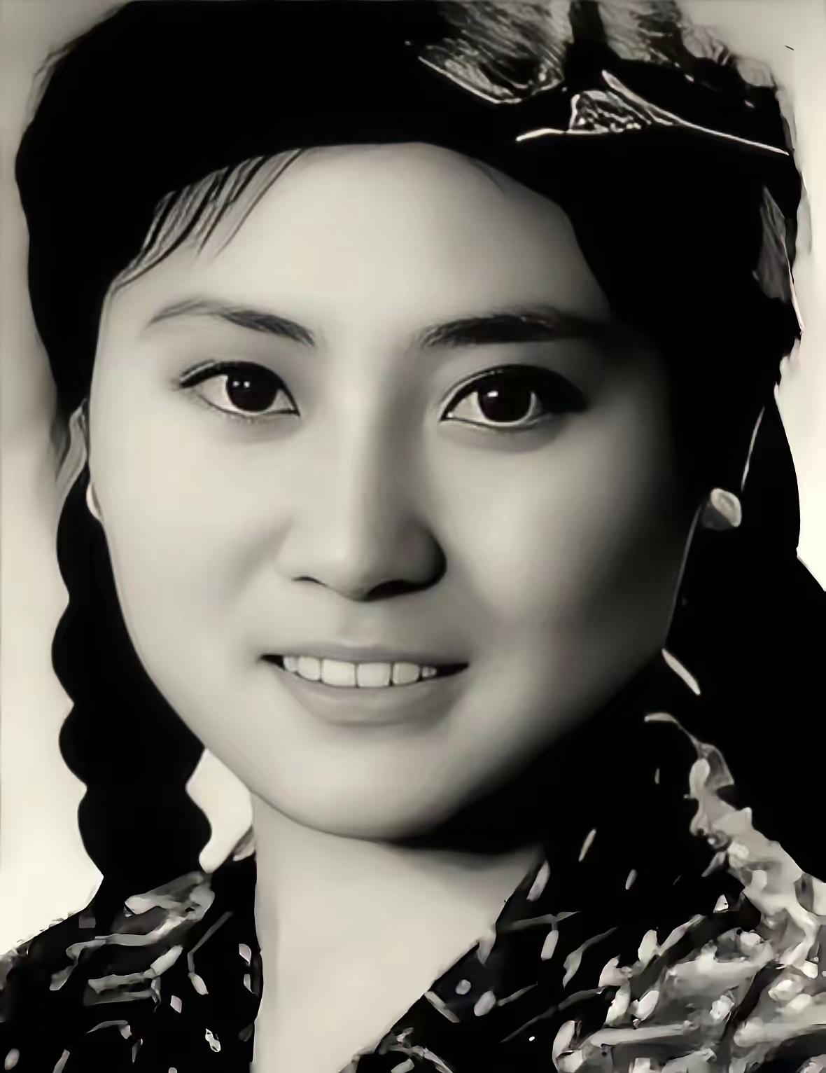 袁霞1933年生于山东龙口，八一厂一级演员。她塑造《永不消逝的电波》何兰芬等经典