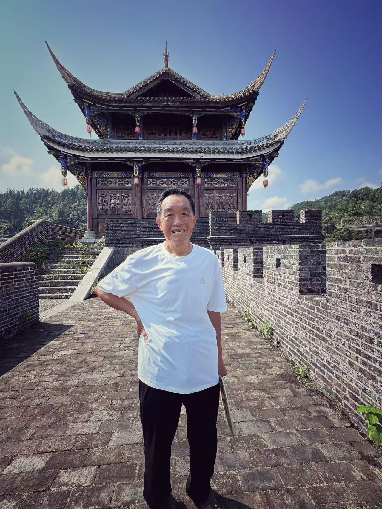 如今看着年轻人，才明白青春易逝，奋斗的日子一去不复返