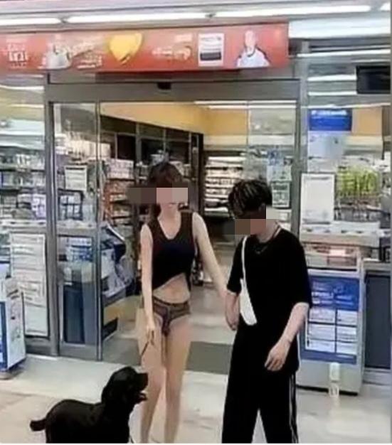 真的是“惊艳众人”！一个二十出头的小姑娘穿着“凉快”在街头闲逛。

没有一个人不