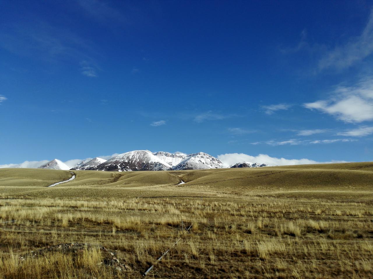 随手一拍，记录美好四月的赛里木湖，美炸了！如同来到了另一个星球！兰天！白云！银色