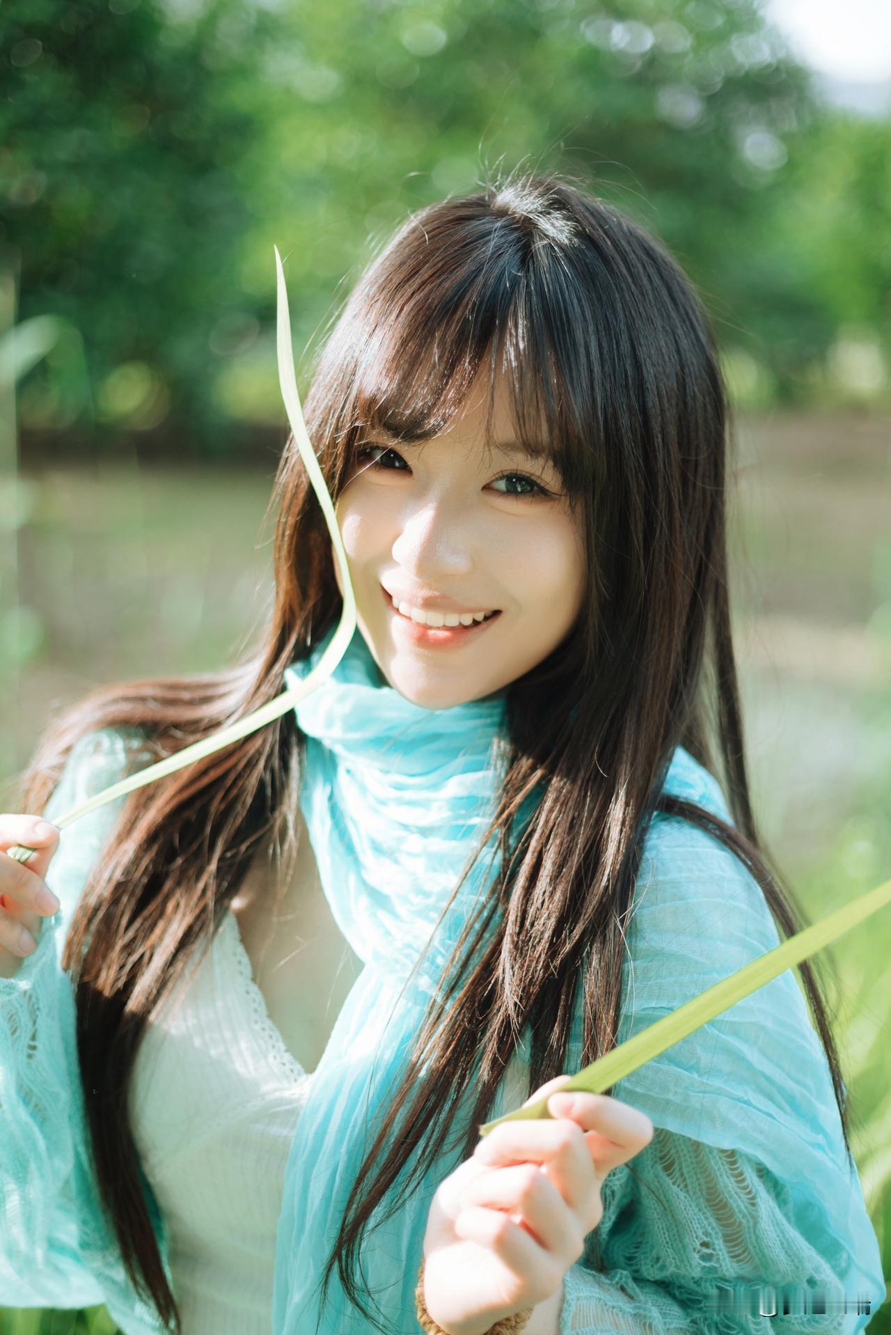 阳光下的少女，微笑如春风，自然清新。